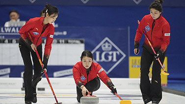 🤕被动换人!拉波尔特开场12分钟伤退,纳吉迪替补登场.